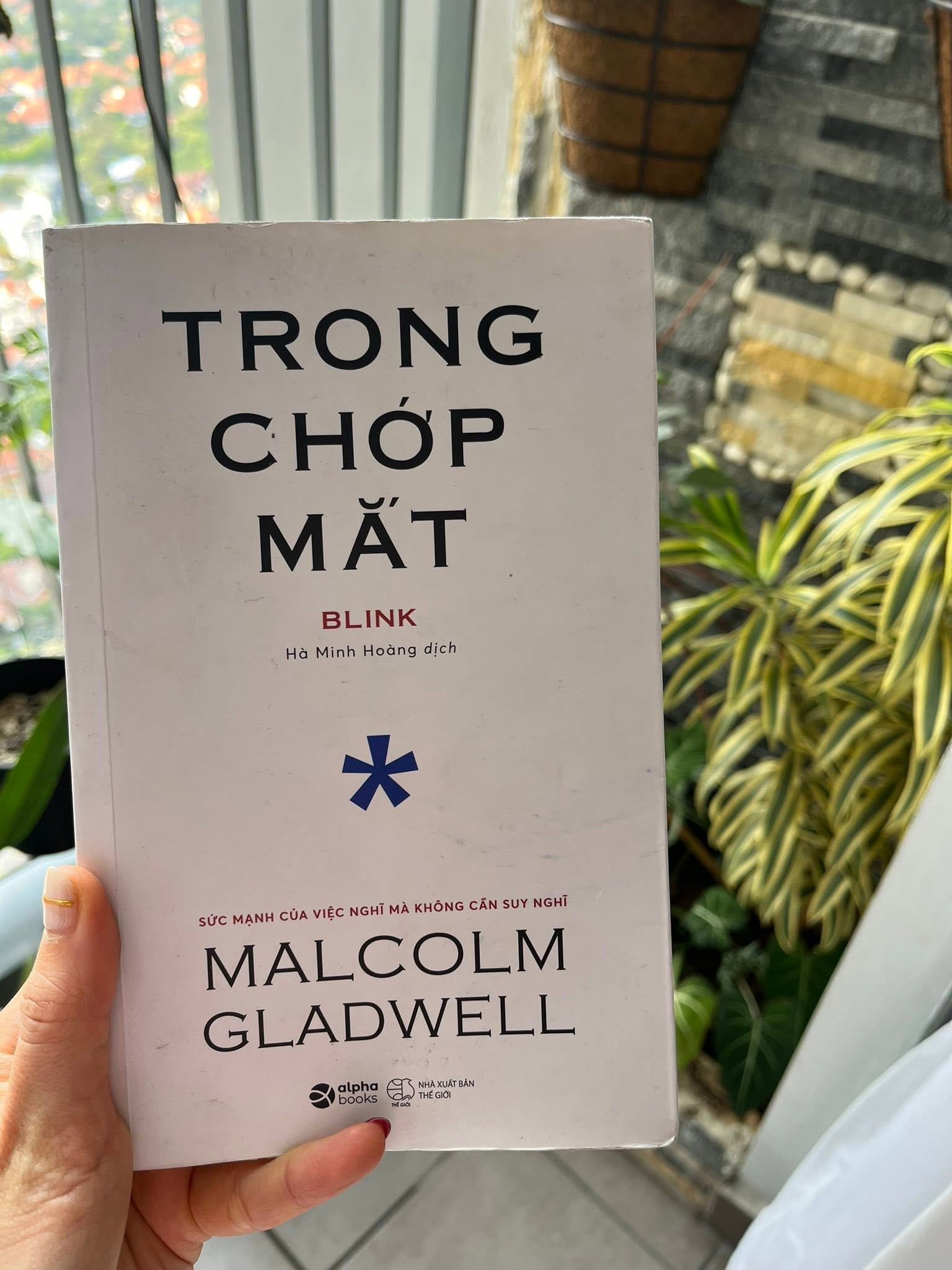 Trong chớp mắt